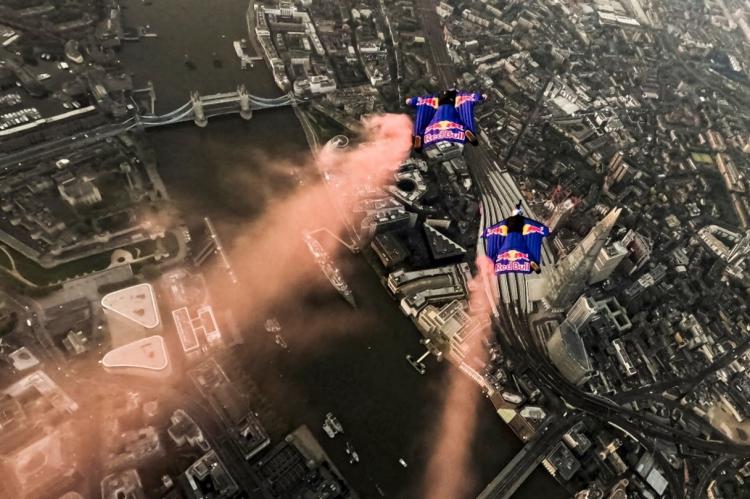 Primer vuelo sobre el Támesis en Londres a 35 m sobre el agua y 246 km/h en wingsuit