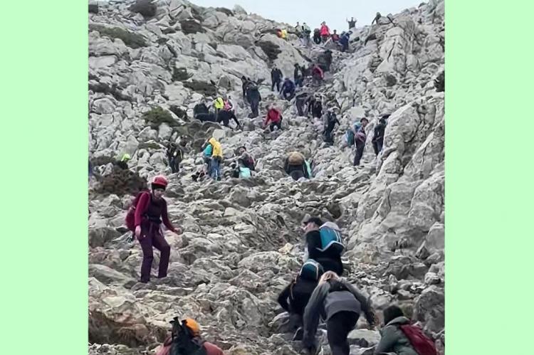 ¿Naturaleza o parque temático? El Pedraforca, desbordado cada fin de semana