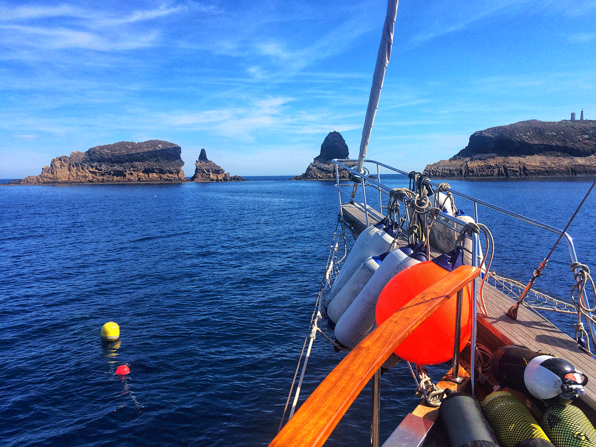 Islas Columbretes en goleta de madera