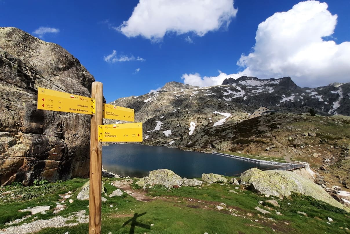 Ibón y refugio de Bachimaña