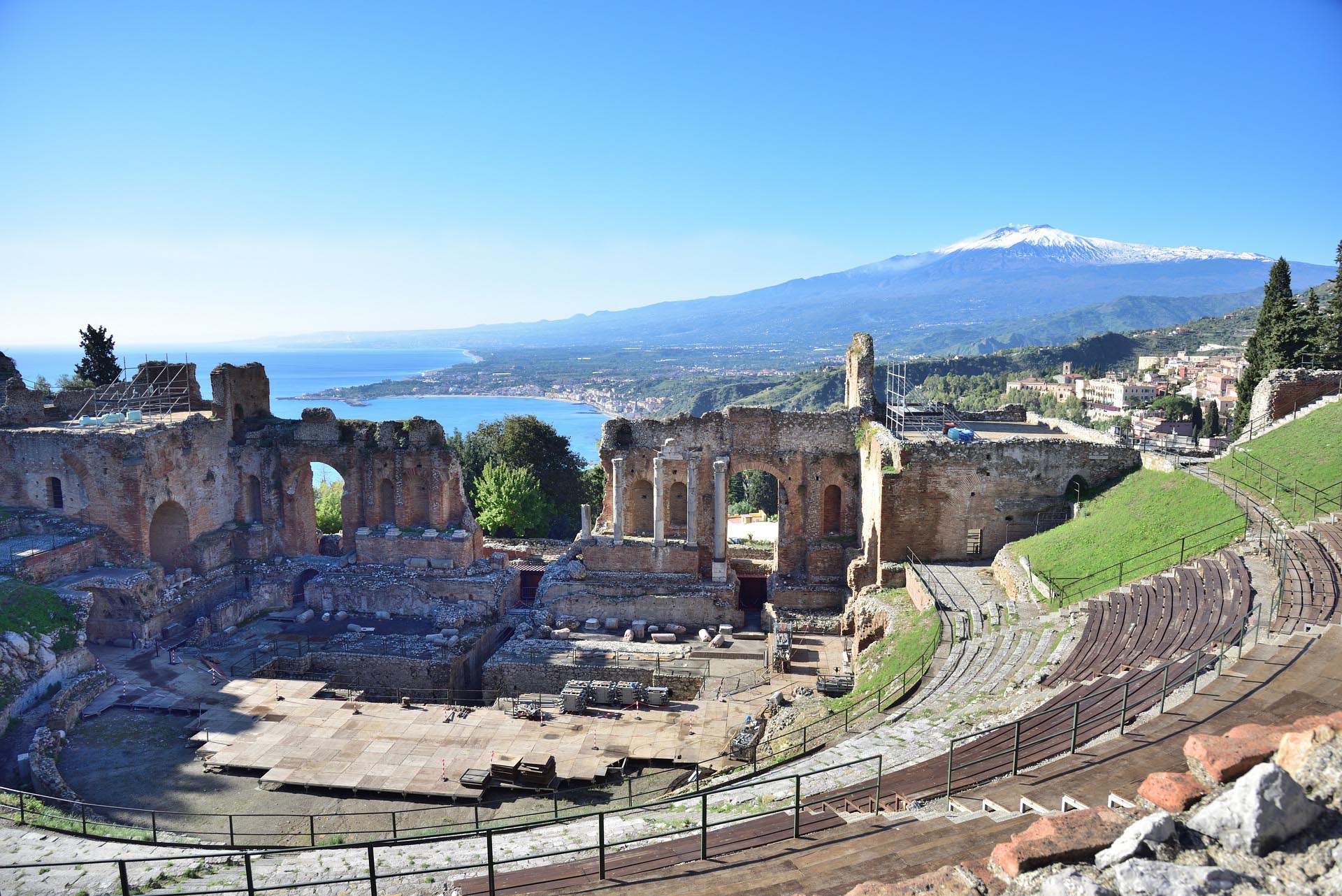 13-taormina.sicilia-con-etna-al-fondo-pixabay.jpg 