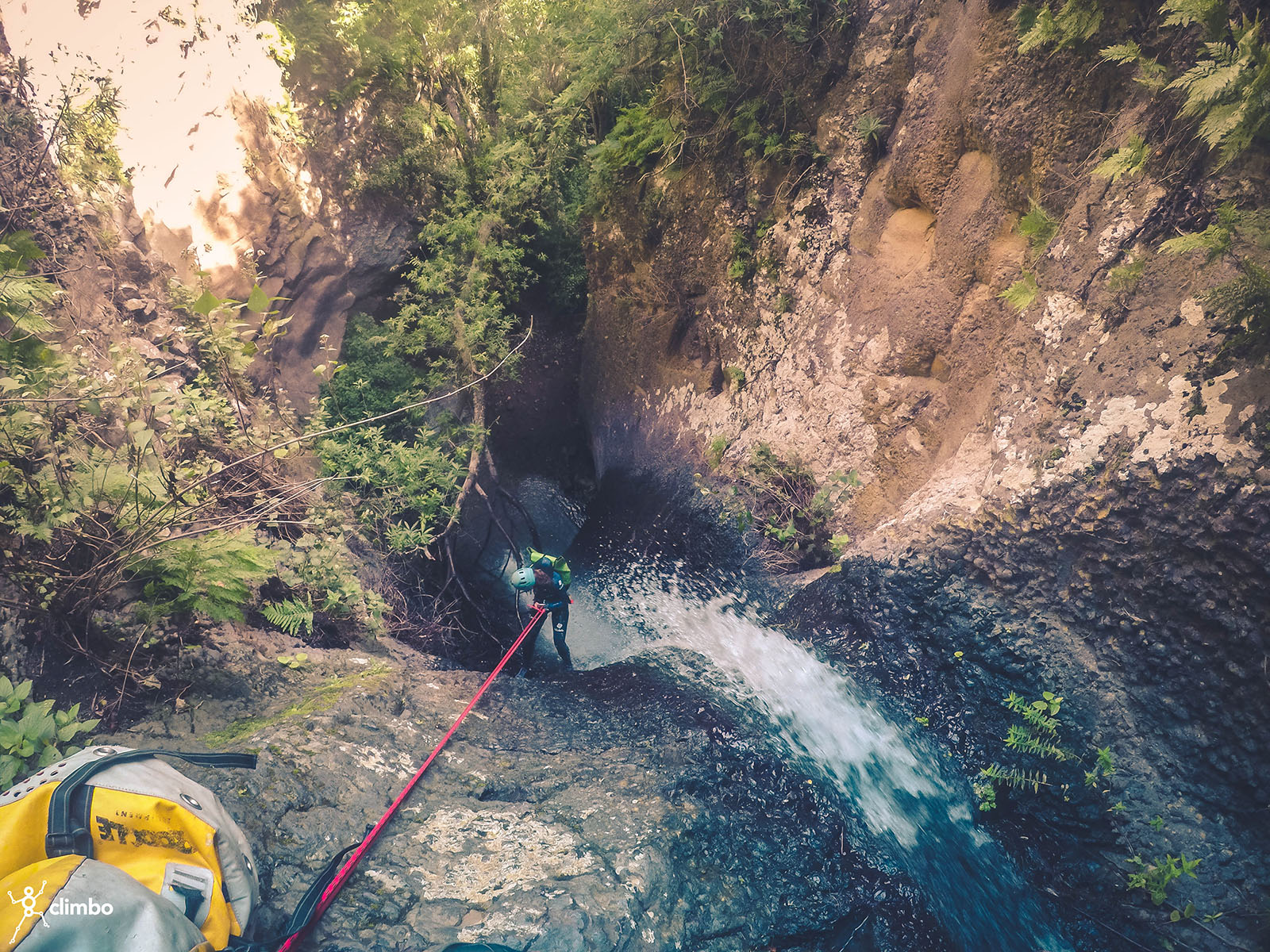 Júlia Miralles descendiendo la cascada más larga del barranco. Fotografía de Víctor España.