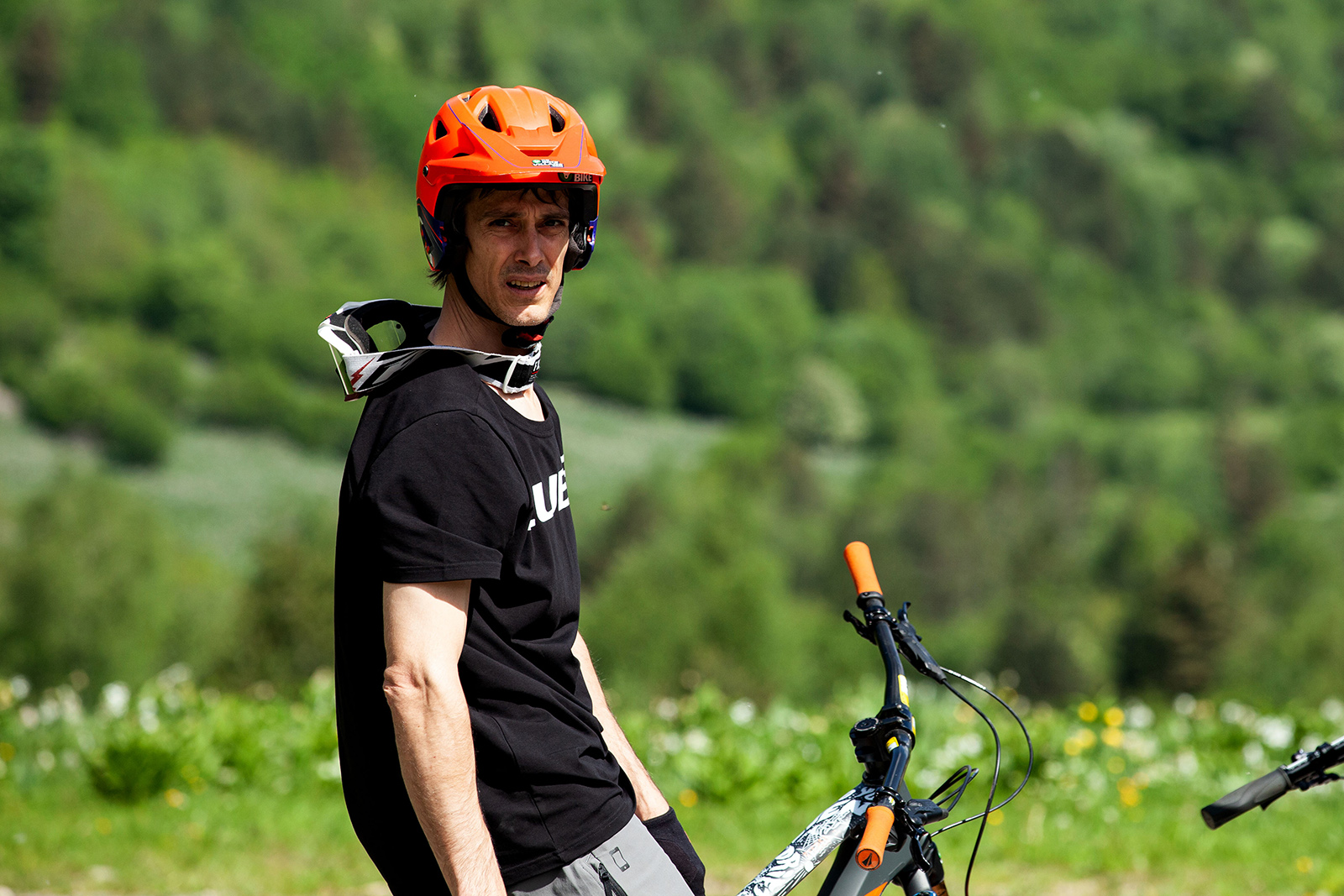 [ FOTO 5 – Marc Gómez - Co-Fundador de AranBikeParks. Entrenador de FreeSki del Centro de Tecnificación del Val d’Arán. Junto a David se encargan de conservar y arreglar los trails y caminos. Siendo creativos y trazando nuevas sendas de descenso para poder disfrutar del Val d’Arán de otra forma. Fotografía: Júlia Miralles]