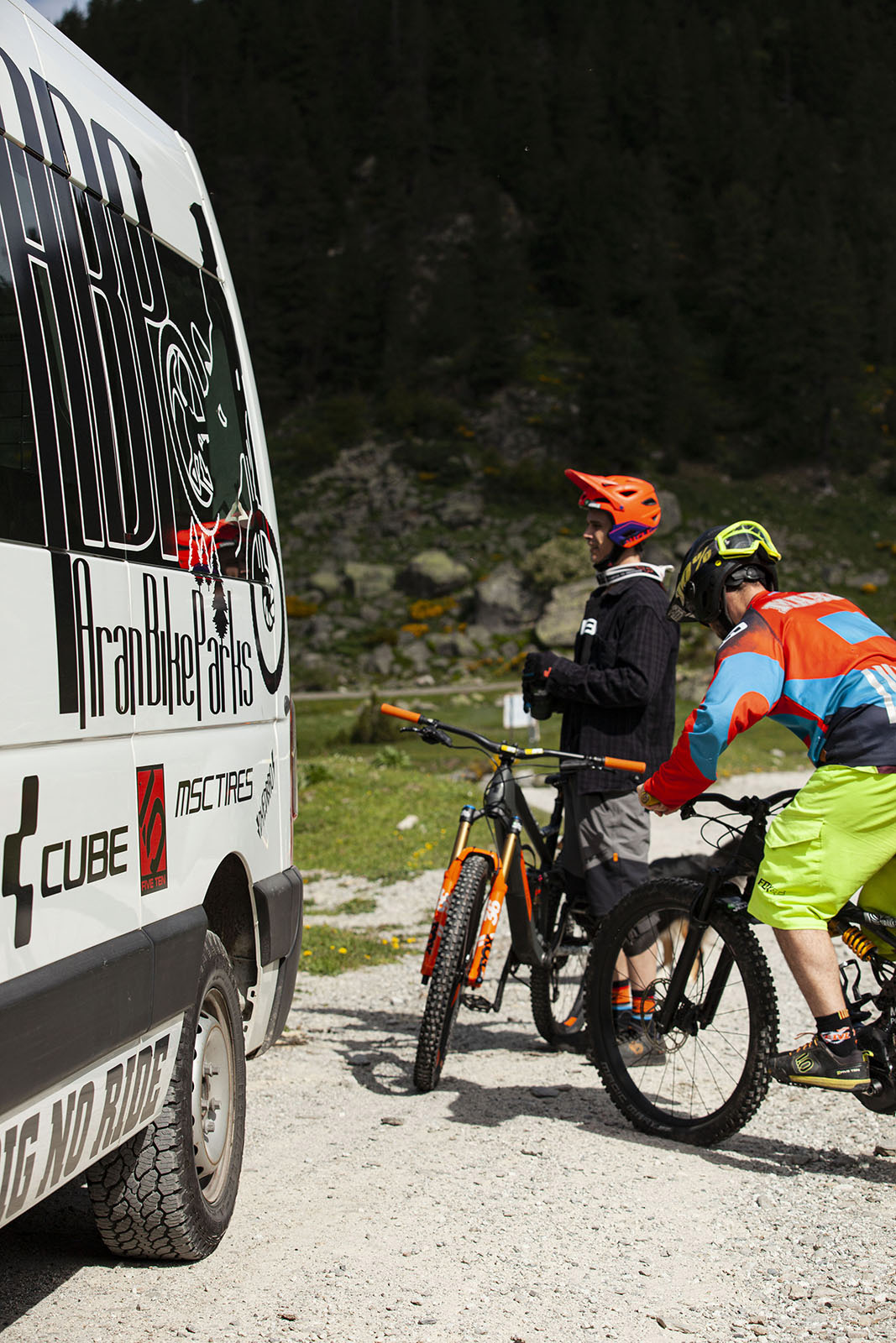 FOTO 6 - furgoneta AranBikeParks - Albert Ros de Glory Days Media, Marc Gómez y David Rufie, haciendo un transfer. Fotografía: Júlia Miralles]