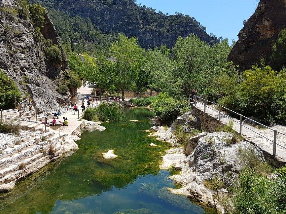 La Fontcalda merece una parada para bañarse en sus pozas naturales.