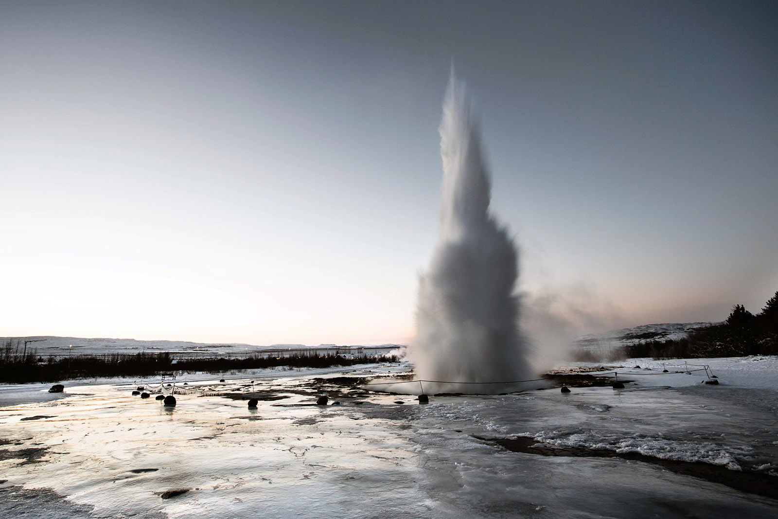 Geyser-Strokkur-en-invierno-islandia-lugares-de-aventura 