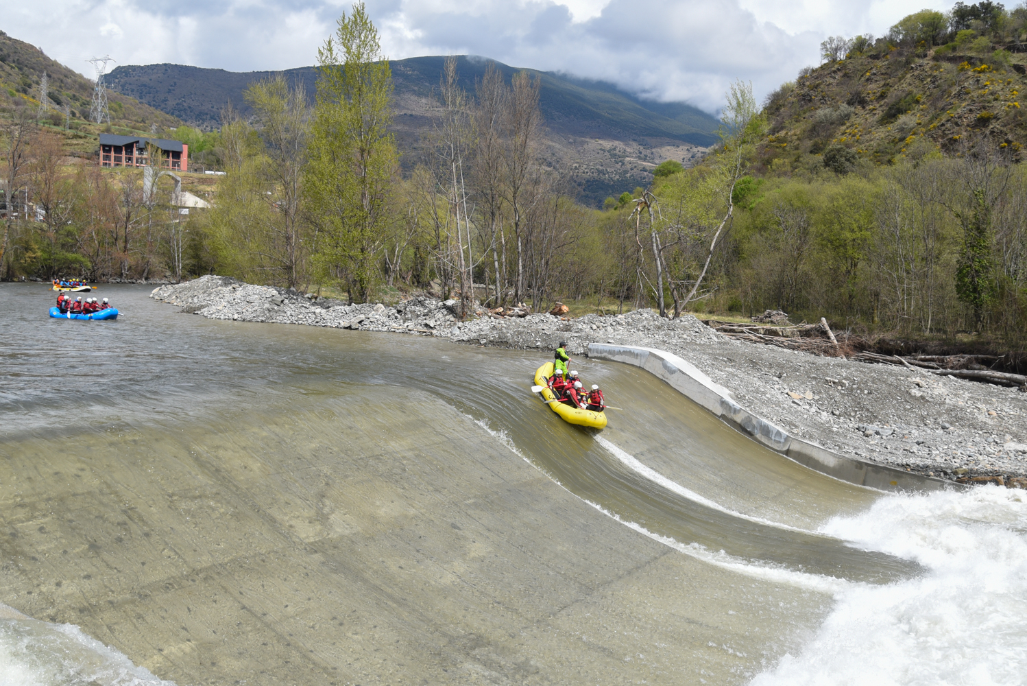 Bajada en pruebas en la presa de l'Hostalet