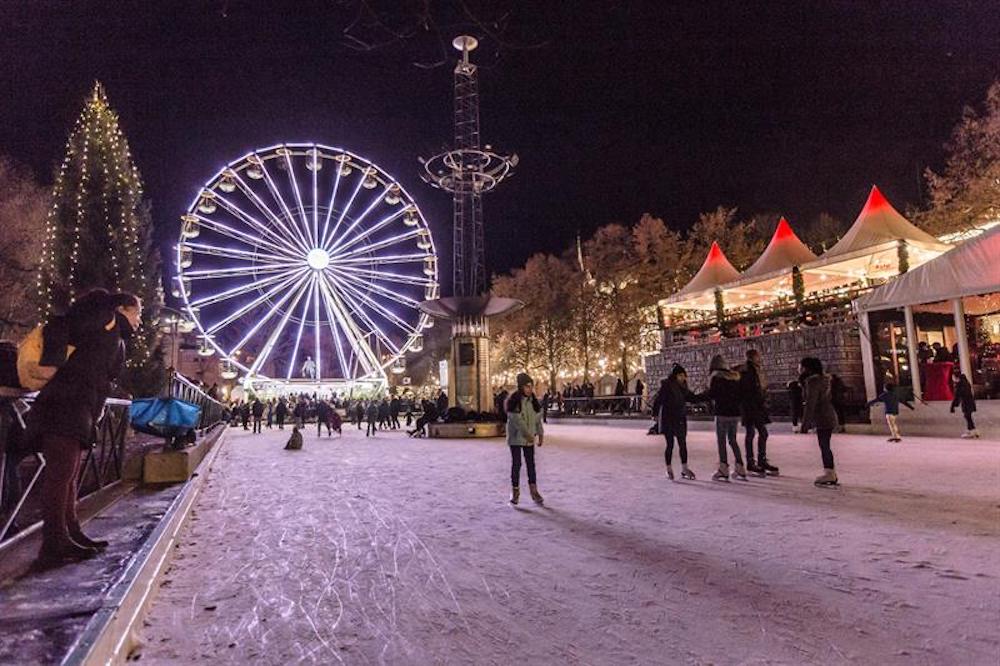 Pista de patinaje sobre hielo gratuita entre el Teatro Nacional y el Parlamento de Oslo.