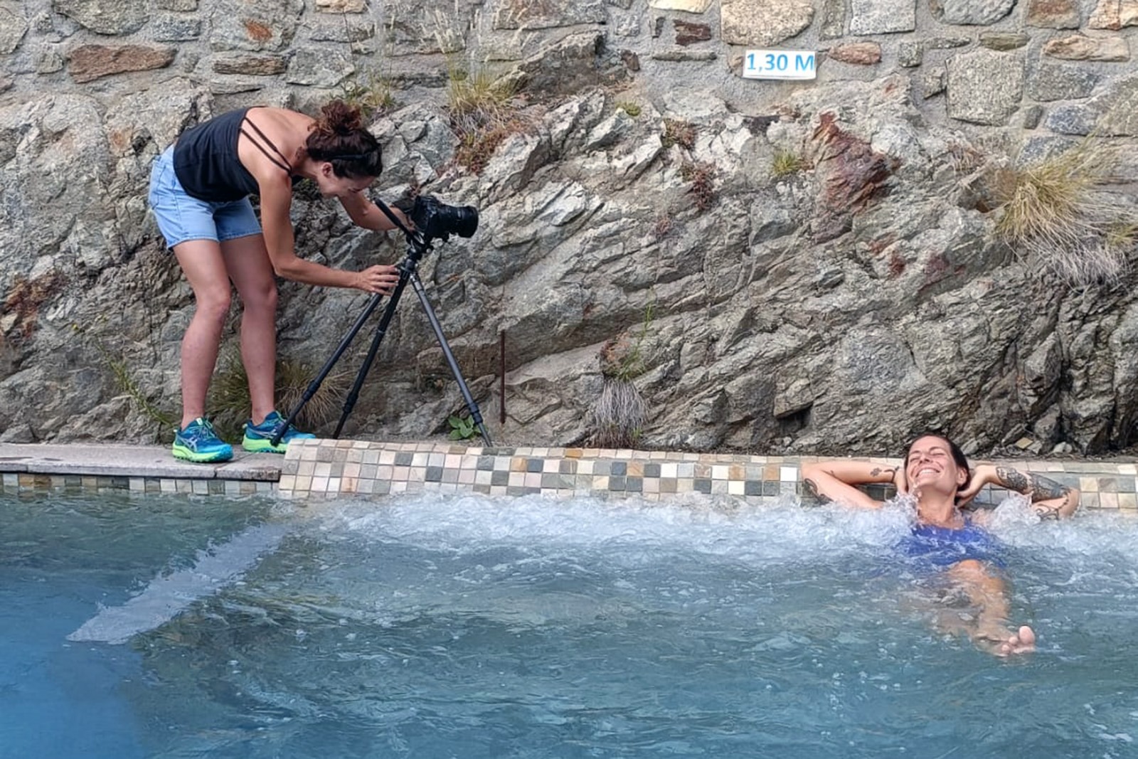 En los Baños de Llo. Gemma Rodríguez Petit tomando un baño y Júlia Miralles gravando. Fotografía: Lugares de Aventura.