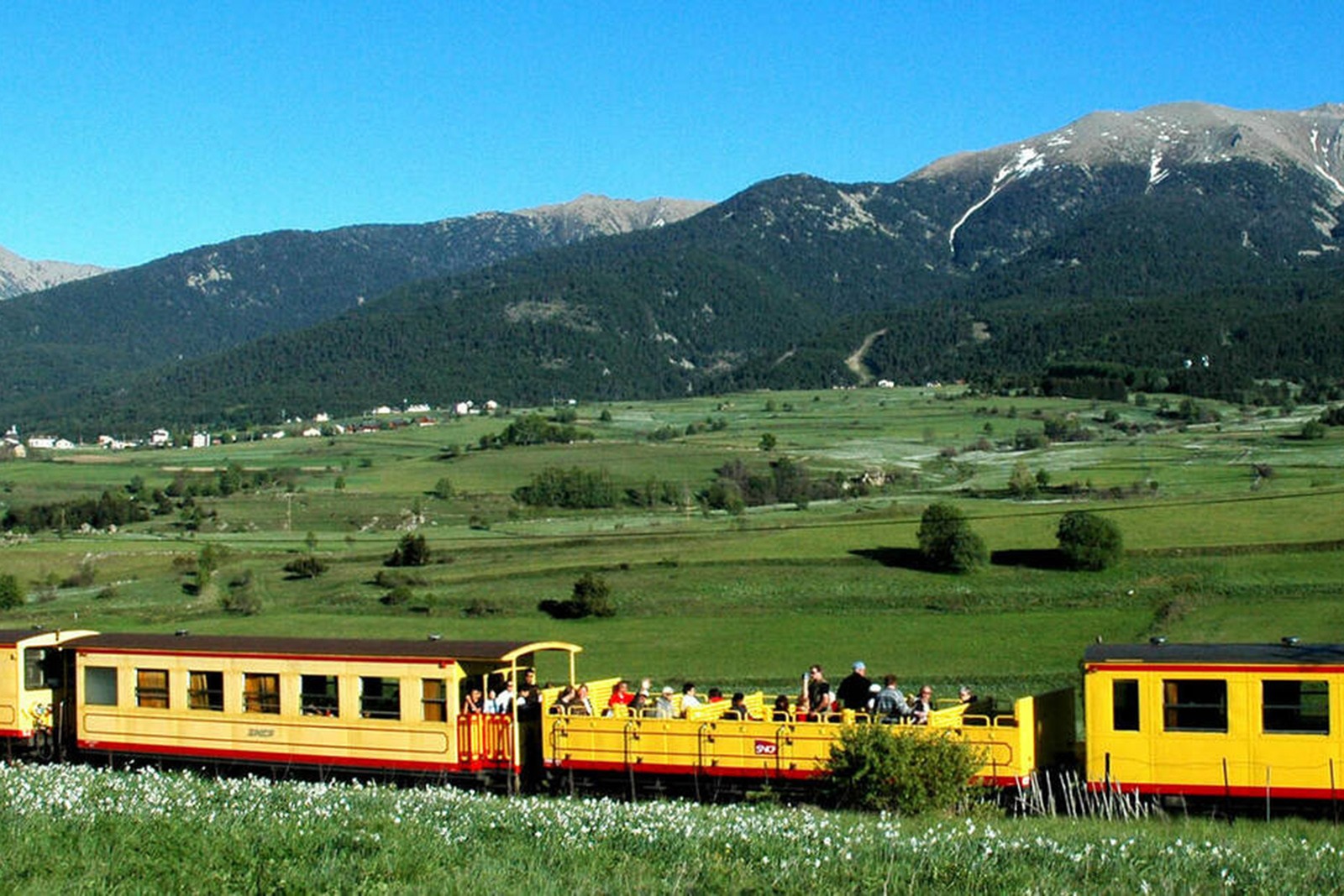 Train-jaune-fotografia-Tourisme-Pyrénées-Cerdagne-lugaresdeaventura