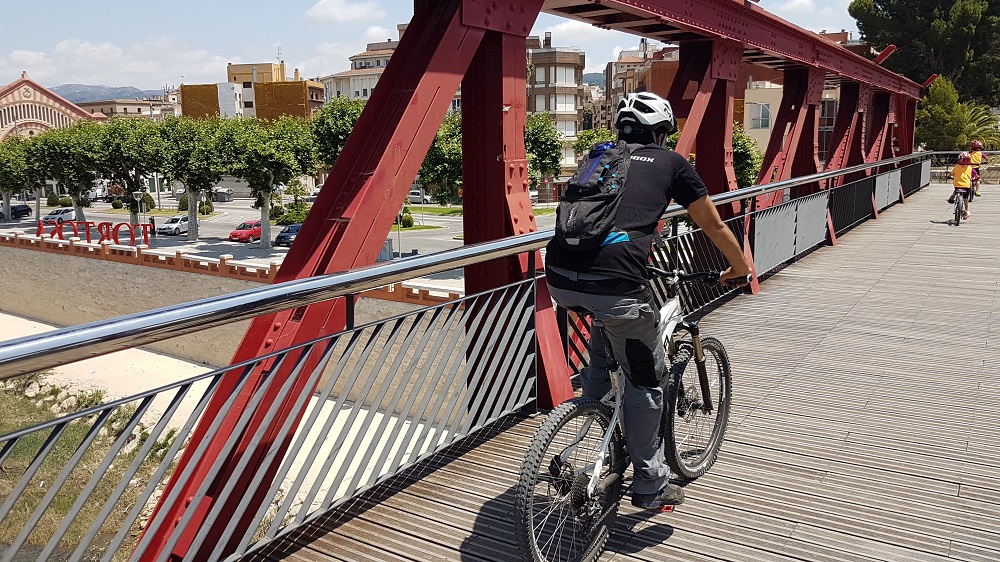 Cruzamos el Ebro por el puente metálico, pintado de rojo,  y llegamos al kilómetro 0 u origen del antiguo ferrocarril de Val de Zafán.