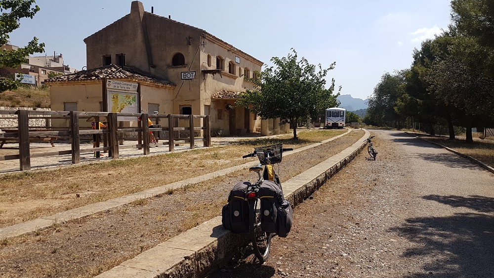 La vieja estación de Bot.