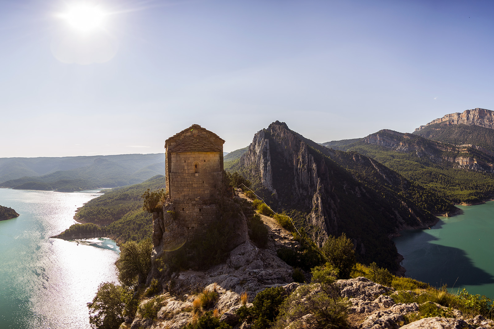 ermita-y-castillo-de-la-pertusa-fotografia-alberto-gonzalez-adobestock.jpg