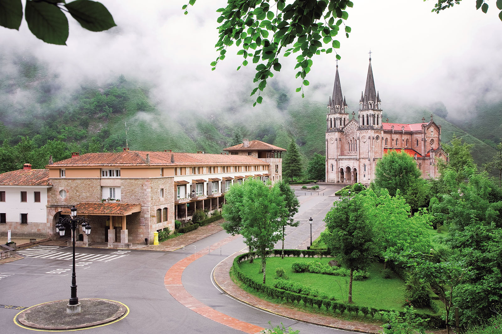 explanada-de-la-basilica-de-covadonga-©- turismo-asturias- camilo- alonso-.jpg