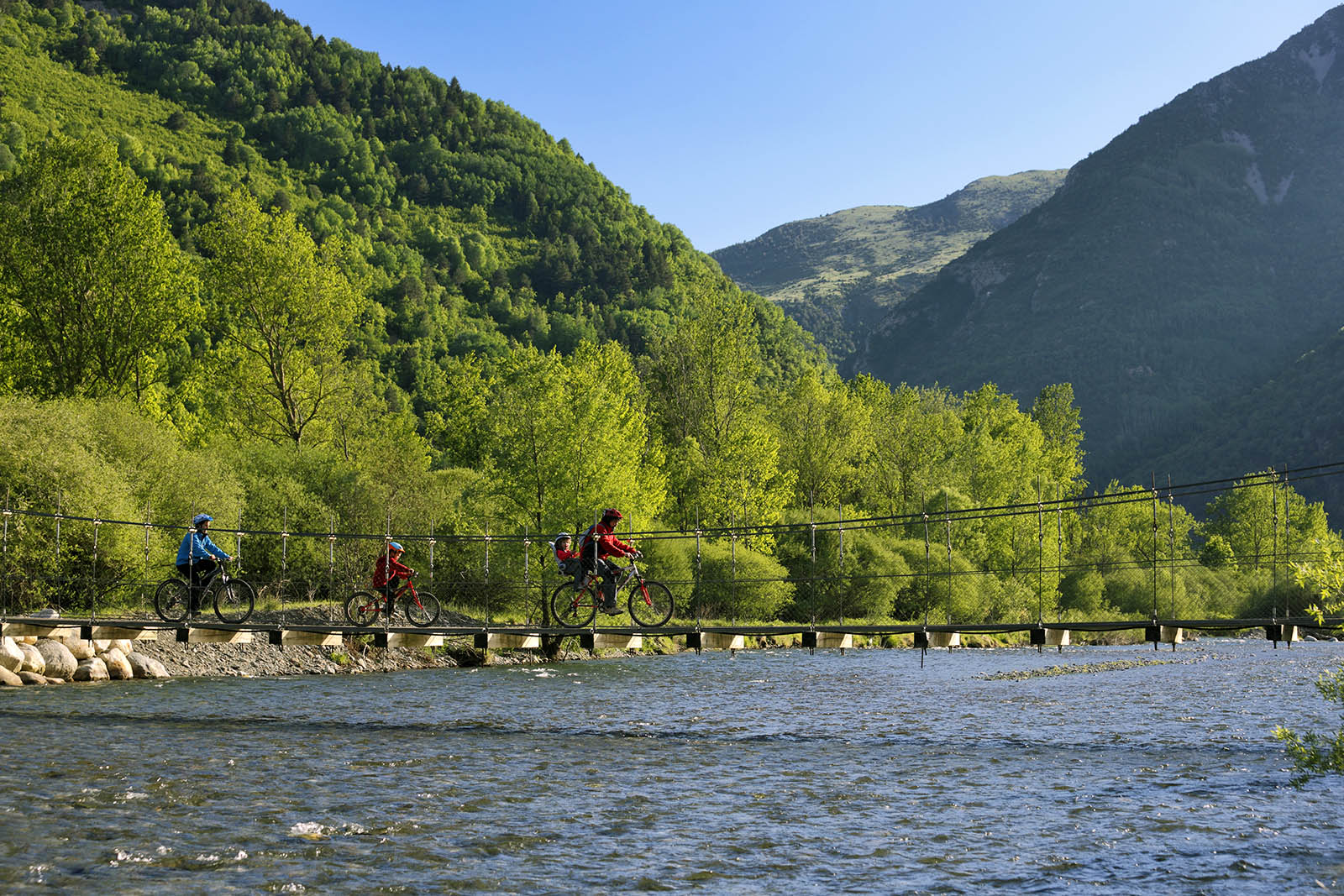 familia-caminando-puente-fotografia-patronat-de-turisme-vall-de-boi-autor-oscar-rodabag._0.jpg