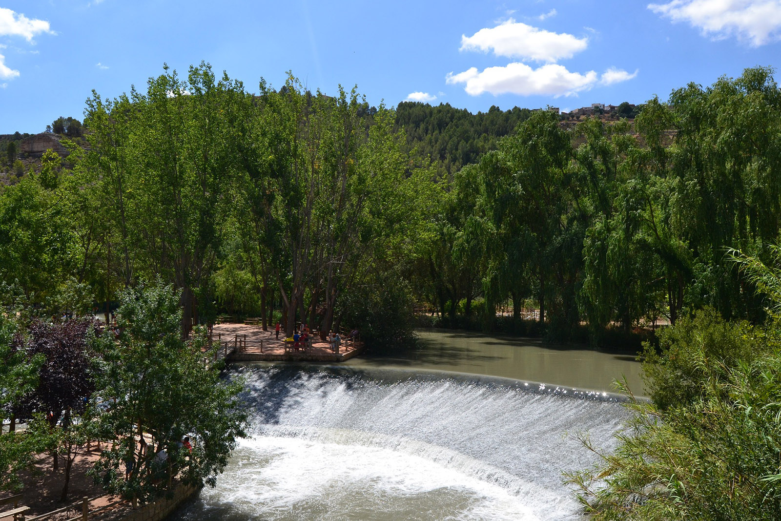 foto-1-reportaje-7-lugares-naturales-sorprendentes-que-te- esperan-en-España-cascada-río-júcar 