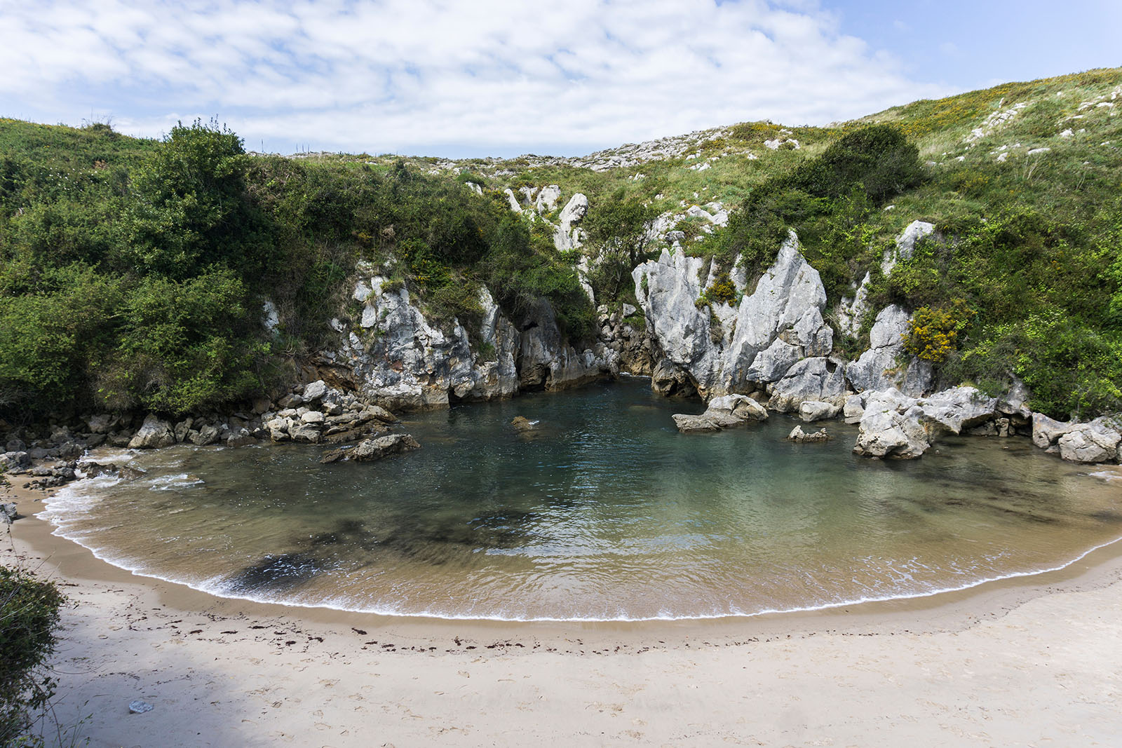 foto-2-reportaje-7-lugares-naturales-acuáticos-que-te-esperan-en-españa-gulpiyuri