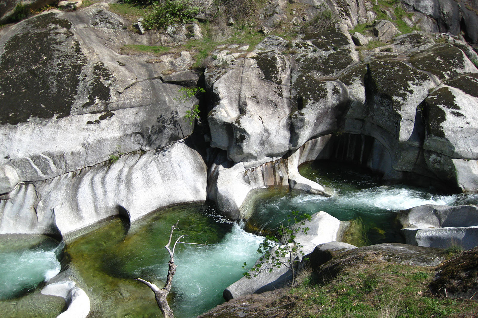 foto-6-reportaje-7-lugares-naturales-sorprendentes-que-te- esperan-en-España- los-pilones-reserva- natural-garganta-de-los-infiernos-valle-del-jerte