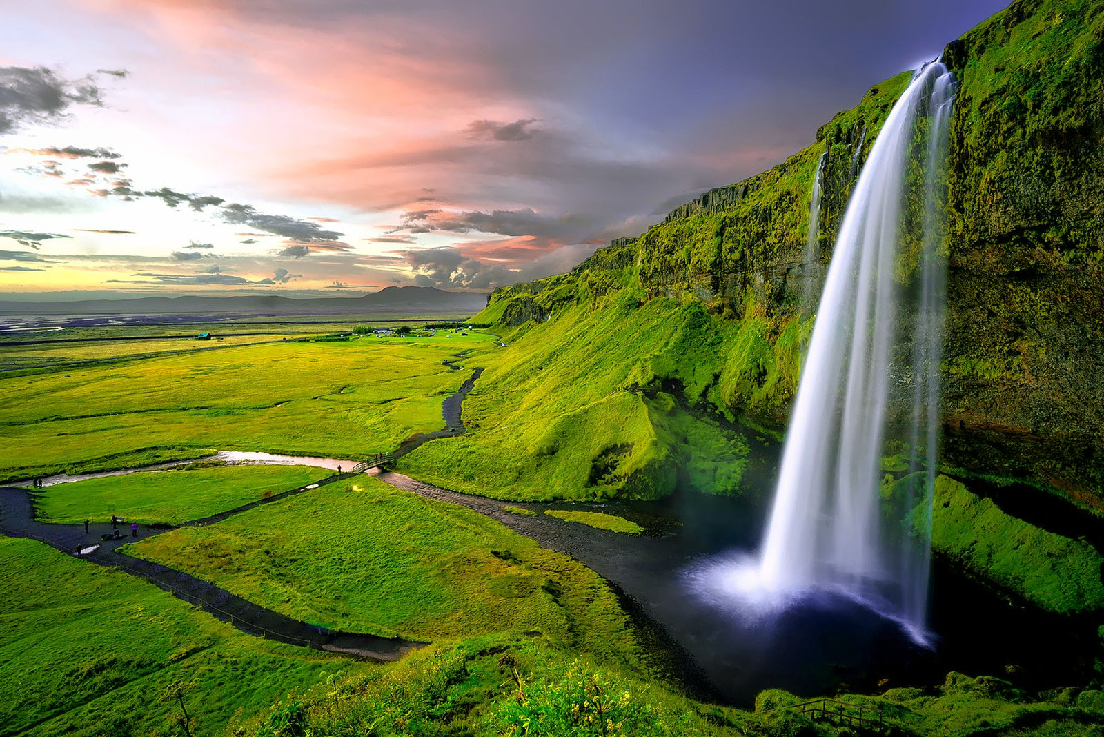 foto-abrazar-arboles-lugares-de-aventura-reportaje-cascada-seljalandsfoss