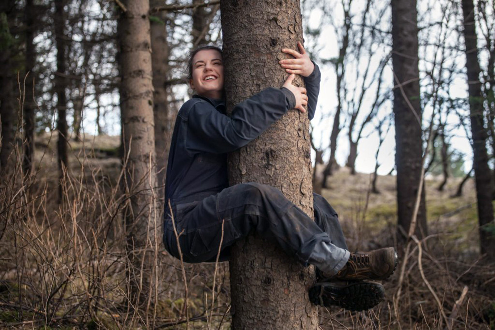 foto-abrazar-arboles-lugares-de-aventura-reportaje-chica-subida-al-arbol