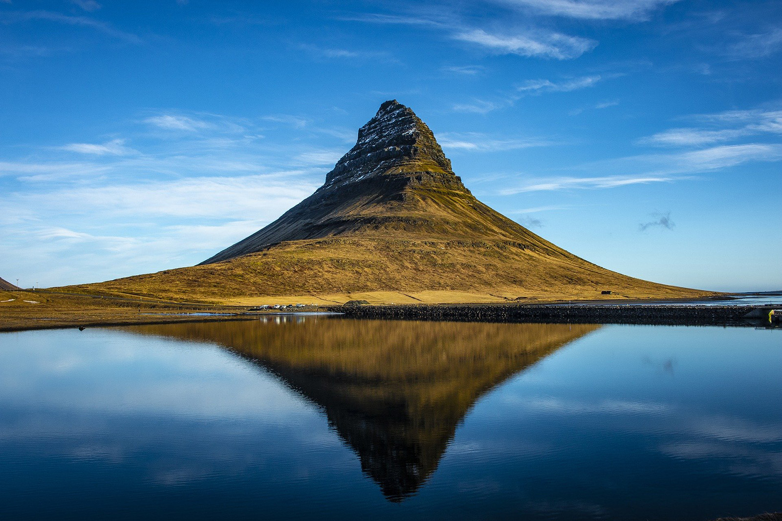 foto-abrazar-arboles-lugares-de-aventura-reportaje-islandia-Kirkjufell-montaña-iglesia