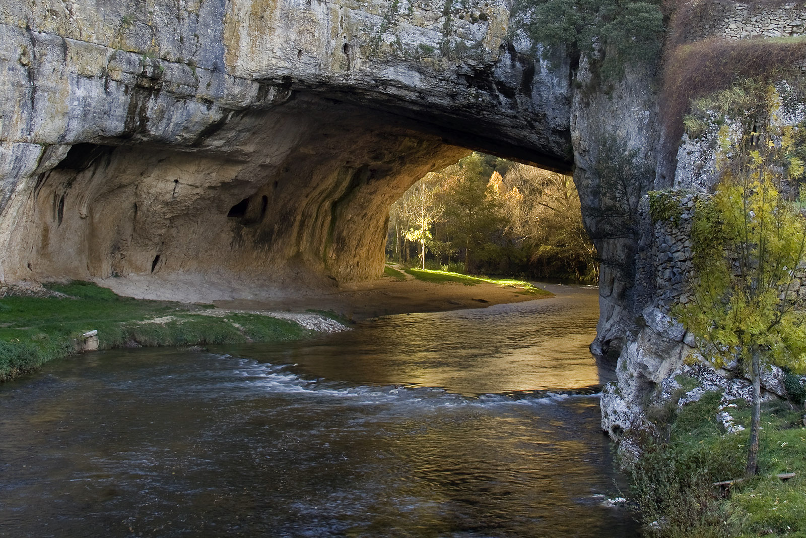 foto-reportaje-lugares-de-aventura-déjate-embrujar -por-7-lugares-de -españa-esculpidos-en -roca-puentedey-arconatural-