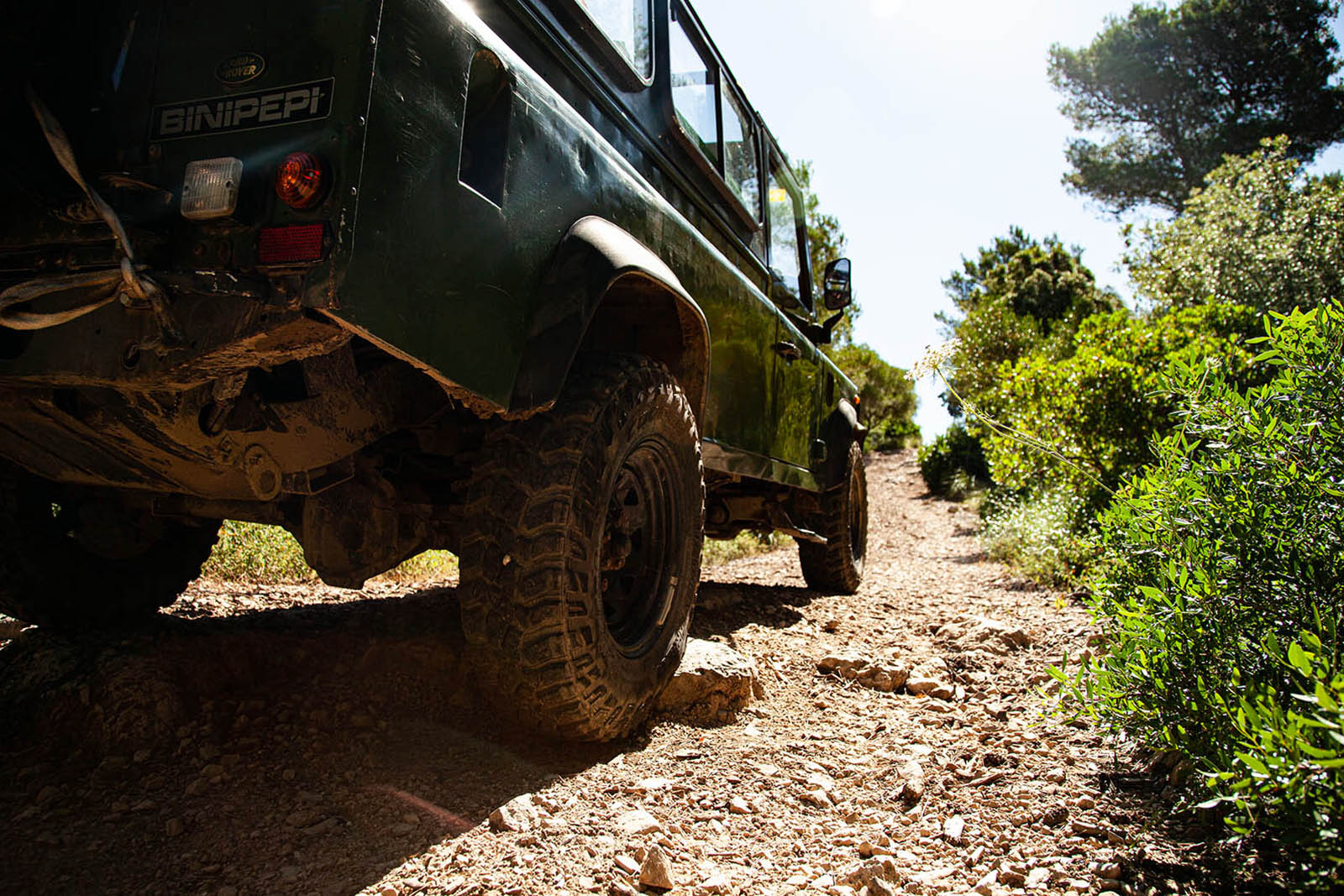 foto11-lugares de aventura-como descubrir los secretos mejor guardados y autenticos de menorca-sa roca land rover-julia-miralles.jpg