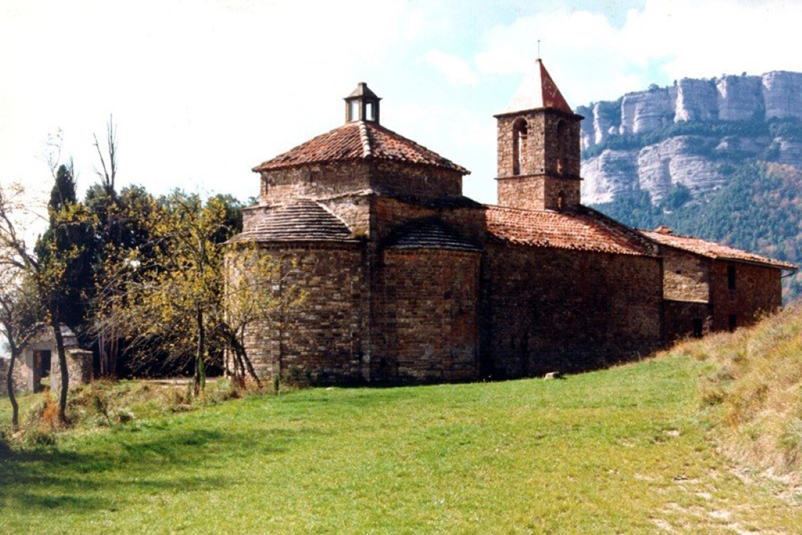 foto2bis-reportaje-lugares-de-aventura-déjate-embrujar -por-7-lugares-de -españa-esculpidos-en -roca-iglesia-románica-sant-joan-de-fabregas-rupit.jpg