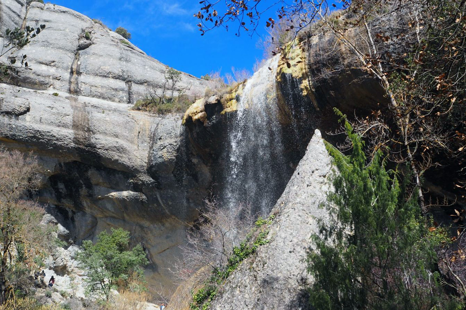 foto6-reportaje-lugares-de-aventura-déjate-embrujar -por-7-lugares-de -españa-esculpidos-en -roca-cascada-de-la- Mea-puentedey-wikiloc.jpg