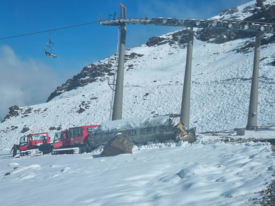 Maniobras de traslado del avión en la curva el telesilla Dílar, en el llamado carril de verano. (Foto: ©Cetursa Sierra Nevada)