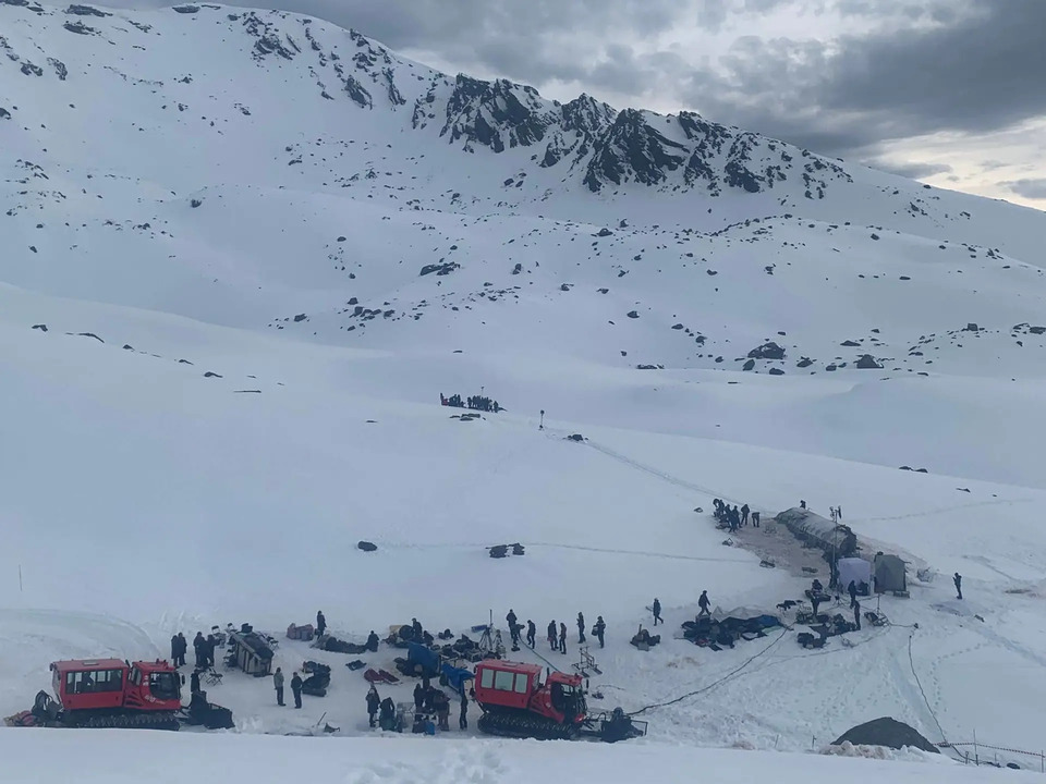 Máquinas de transporte, en primer término, junto con el equipo de rodaje; el fuselaje del avión, en segundo plano. (Foto: ©Cetursa Sierra Nevada)