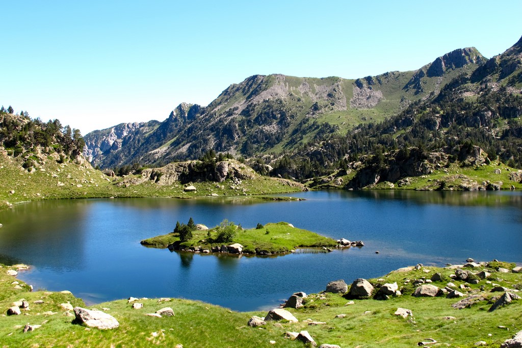 El estany Plan, uno de los numerosos lagos glaciares que encontraremos. Crédito : Tonho Porras (Esqui-Ando)