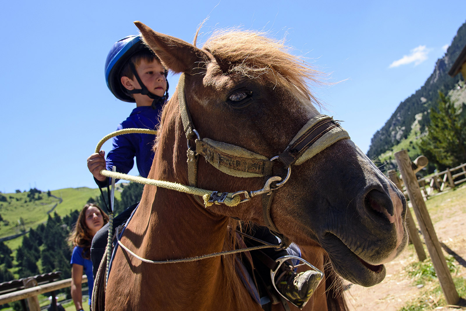 vall-de-nuria-niño-a-caballo-fotografia-oriol-molas.jpg 