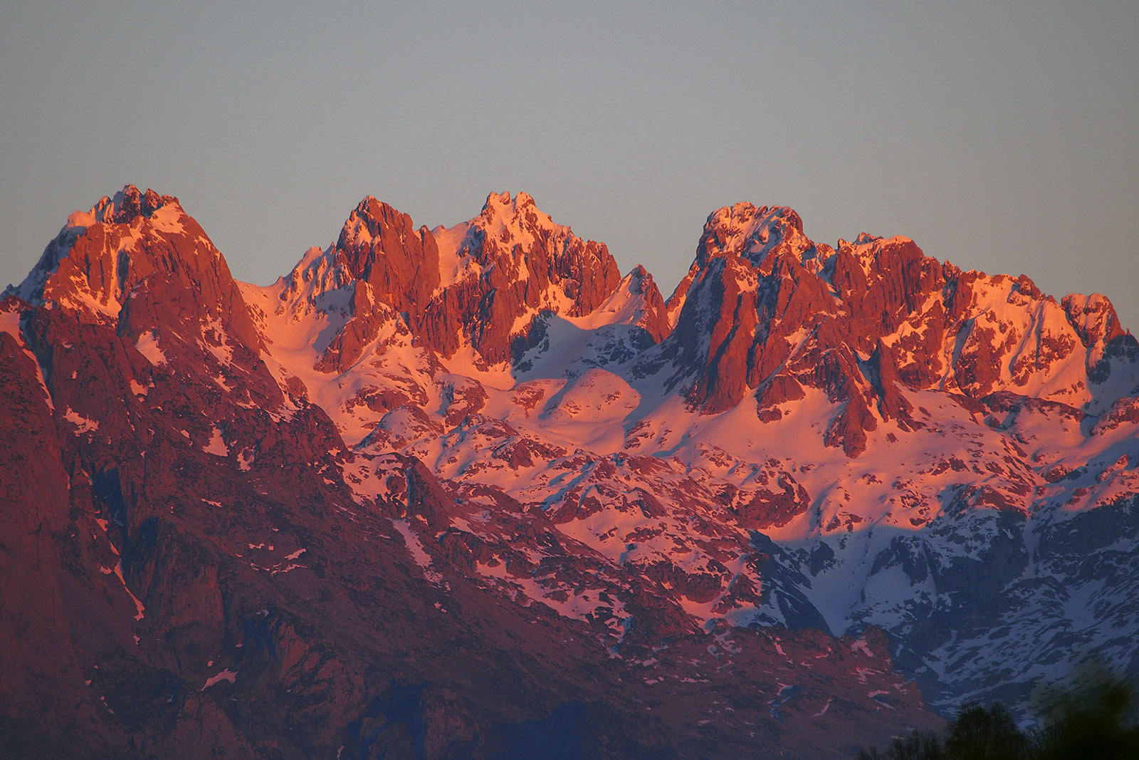 vistas-al-atardecer-del-macizo-occidental-de-los-picos-de-europa-©-turismo-asturias-juanjo-arrojo.jpg