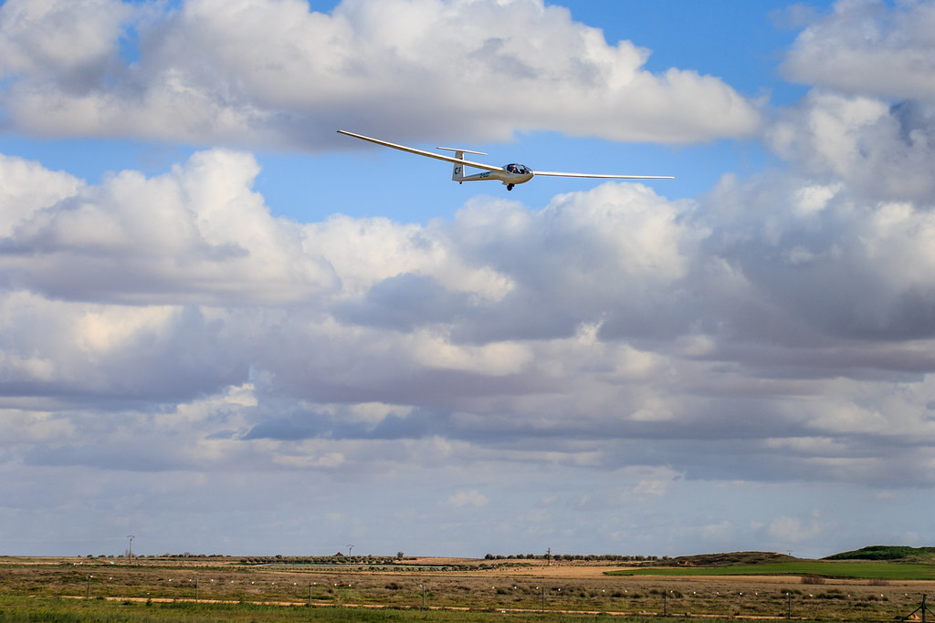 Los planeadores son remolcados para elevarse por aviones con motor hasta una altitud entre 600 y 900 metros.