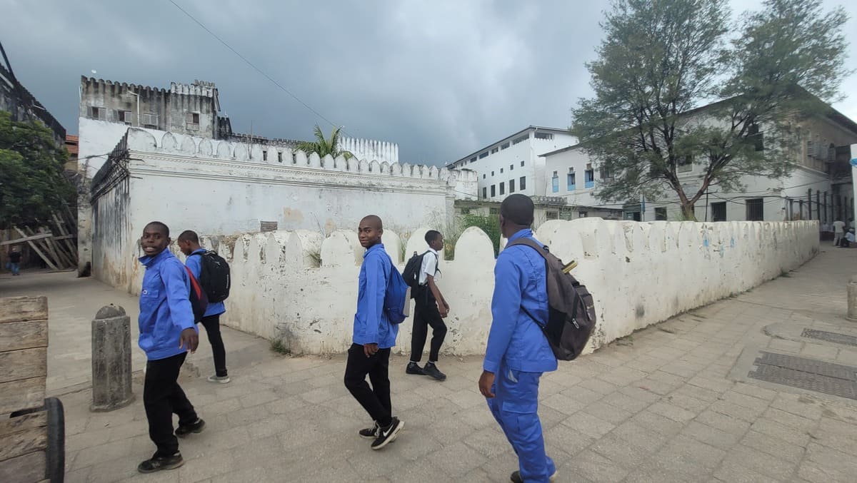 Estudiantes en Stone Town-Lali Ortega Cerón.jpg