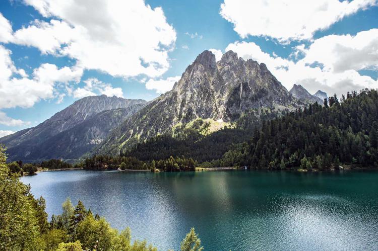 Els Encantats y Lago de Sant Maurici. Parque Nacional de Aigüestortes y Estany de Sant Maurici. Fotografía: Adobestock