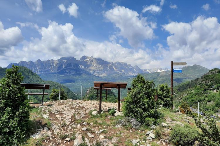 Miradores del Valle. Sierra de la Partacua y Peña Telera (2.762m) tapada