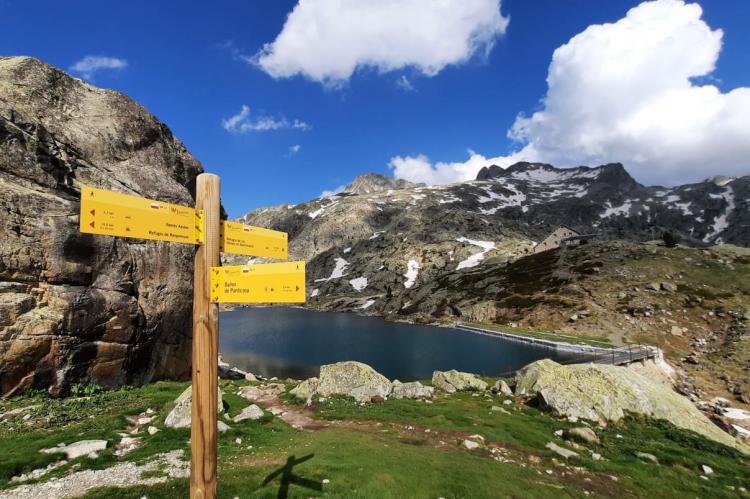 Ibón y refugio de Bachimaña