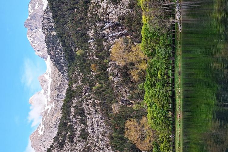 Contraste de colores en el Ibón de Baños, en el Balneario de Panticosa