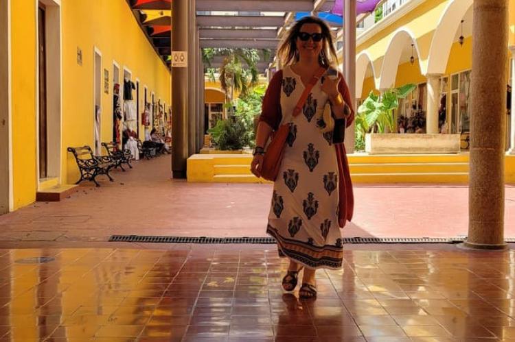 Una turista en el mercado de Valladolid. Foto Lali Ortega Cerón