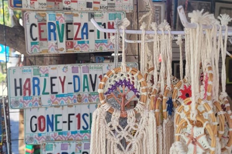 Uno de los puestos de artesanía de Puerto Morelos. Foto Lali Ortega Cerón