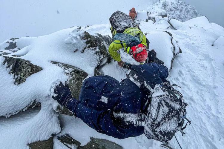 Dos alpinistas con zapatillas y pantalón corto sobreviven 14 horas bajo condiciones extremas en el Matterhorn 