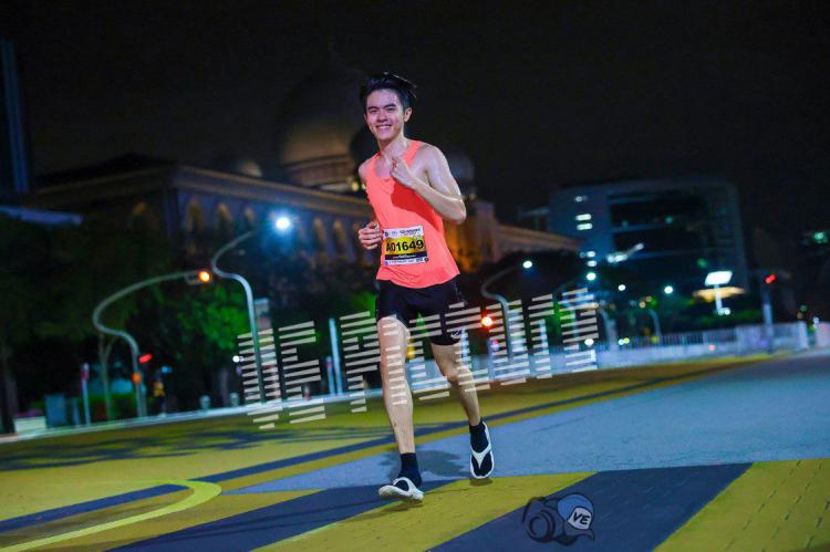 Corre una maratón en chanclas en apenas tres horas y sacude el mundo del atletismo