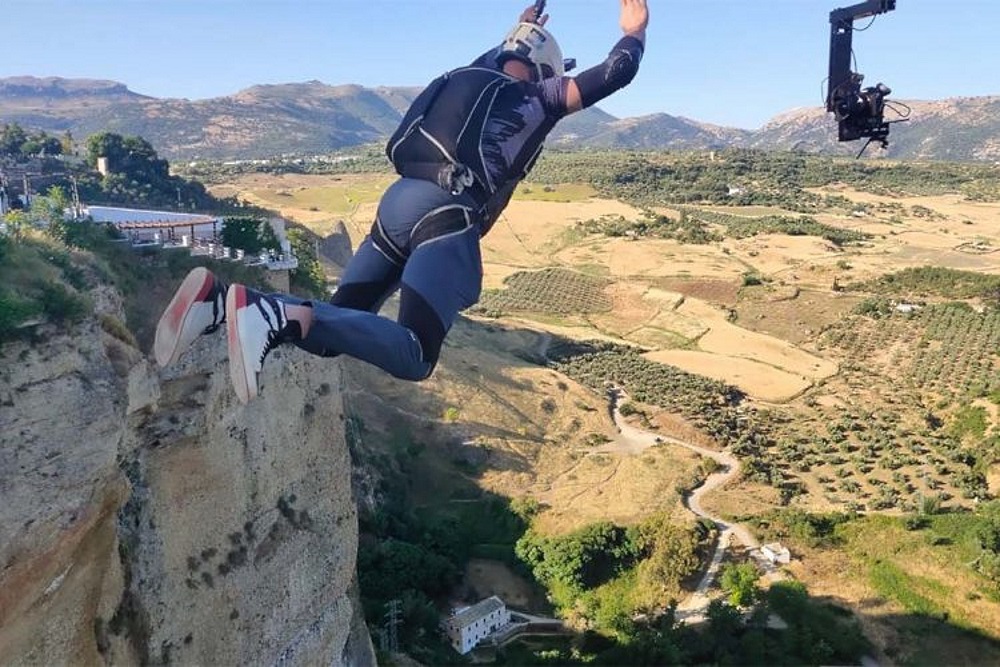 El riesgo del salto BASE: se viraliza el vídeo de un saltador que choca contra la montaña