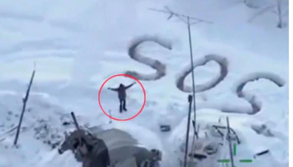 Sobrevive 23 días en la nieve de Alaska y se salva escribiendo una gigantesco SOS