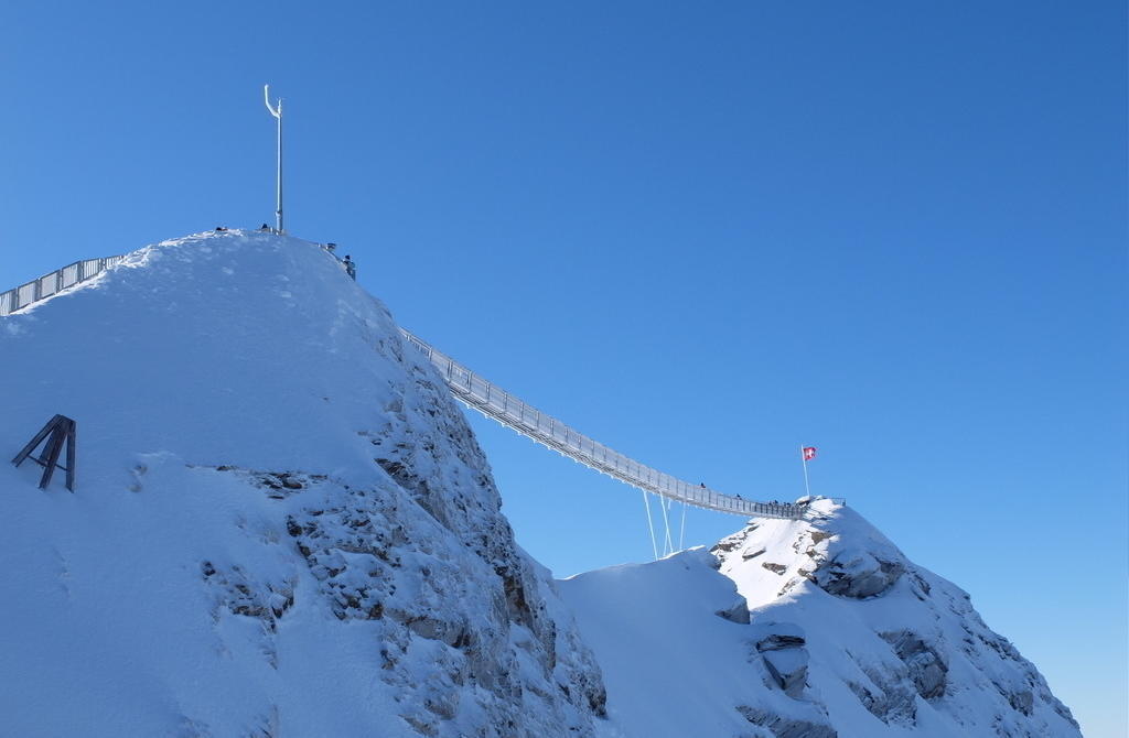 Peak Walk, una experiencia única sobre un puente colgante en la cima de los Alpes suizos