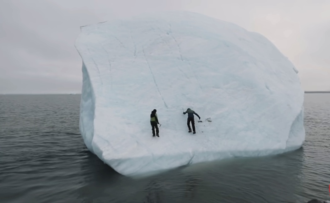 El susto de dos exploradores cuando el iceberg que escalaban se gira por completo.