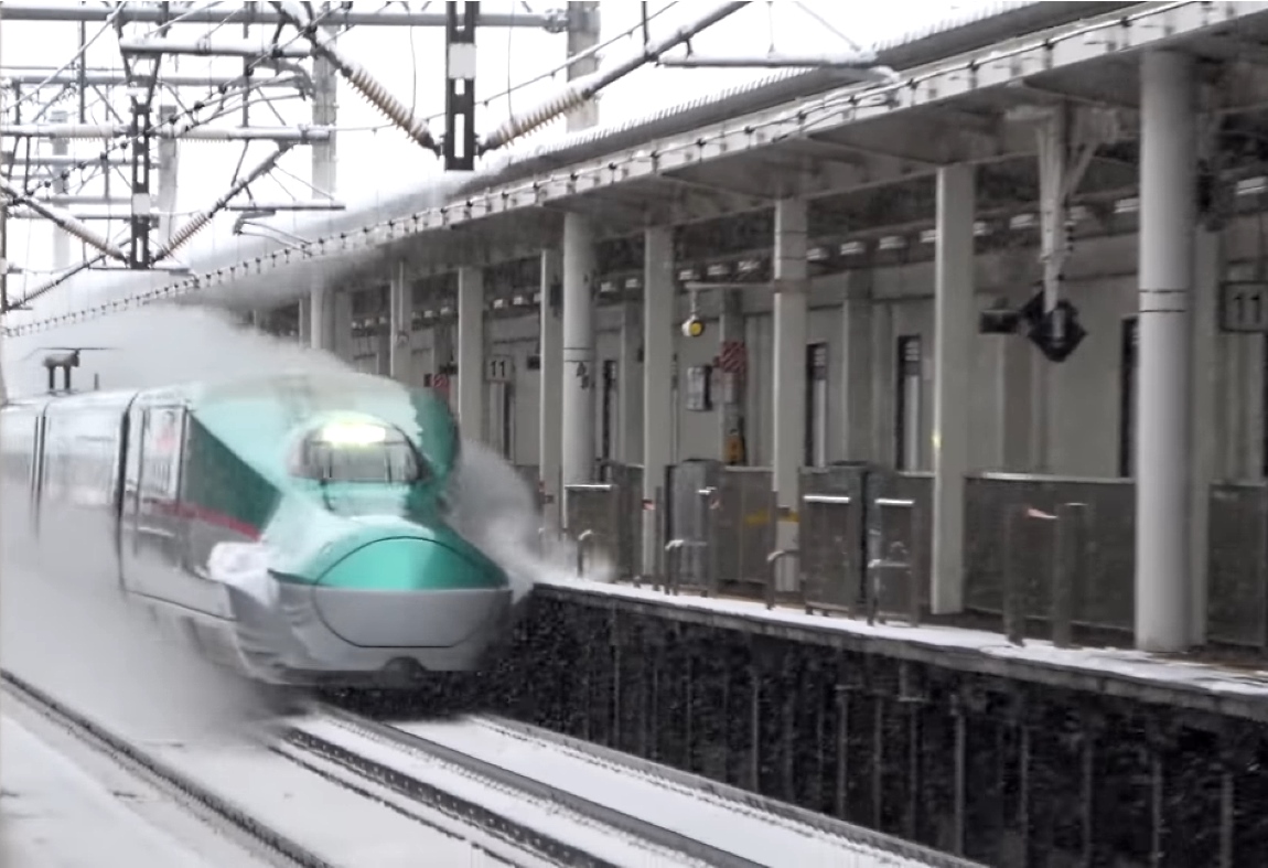 Vídeo: Un tren bala japonés atraviesa una estación nevada a alta velocidad