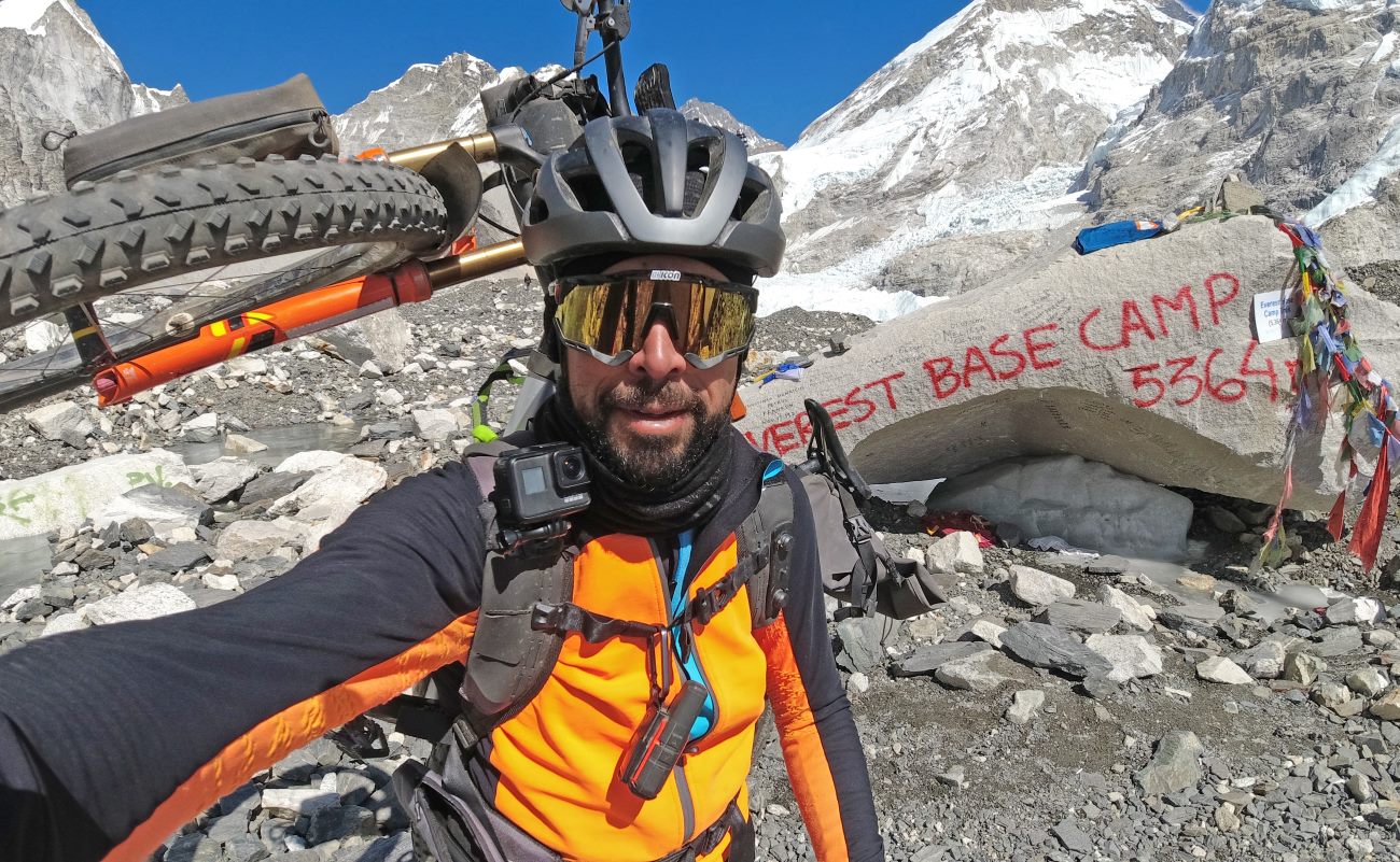 Omar di Felice (UYN) llega al Campo Base del Everest en bicicleta